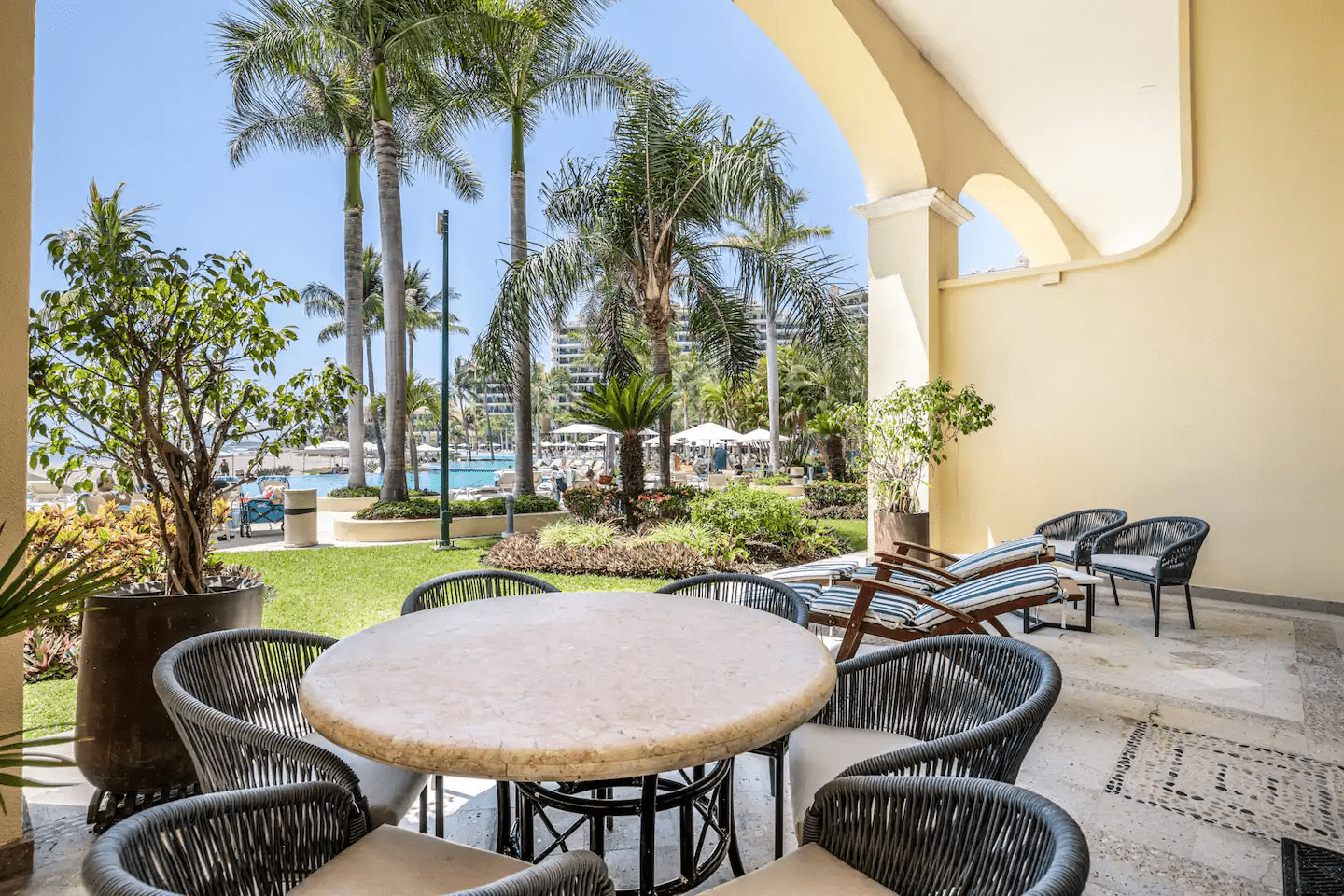 Fully furnished outdoor dining - Villa F4 - Puerto Vallarta