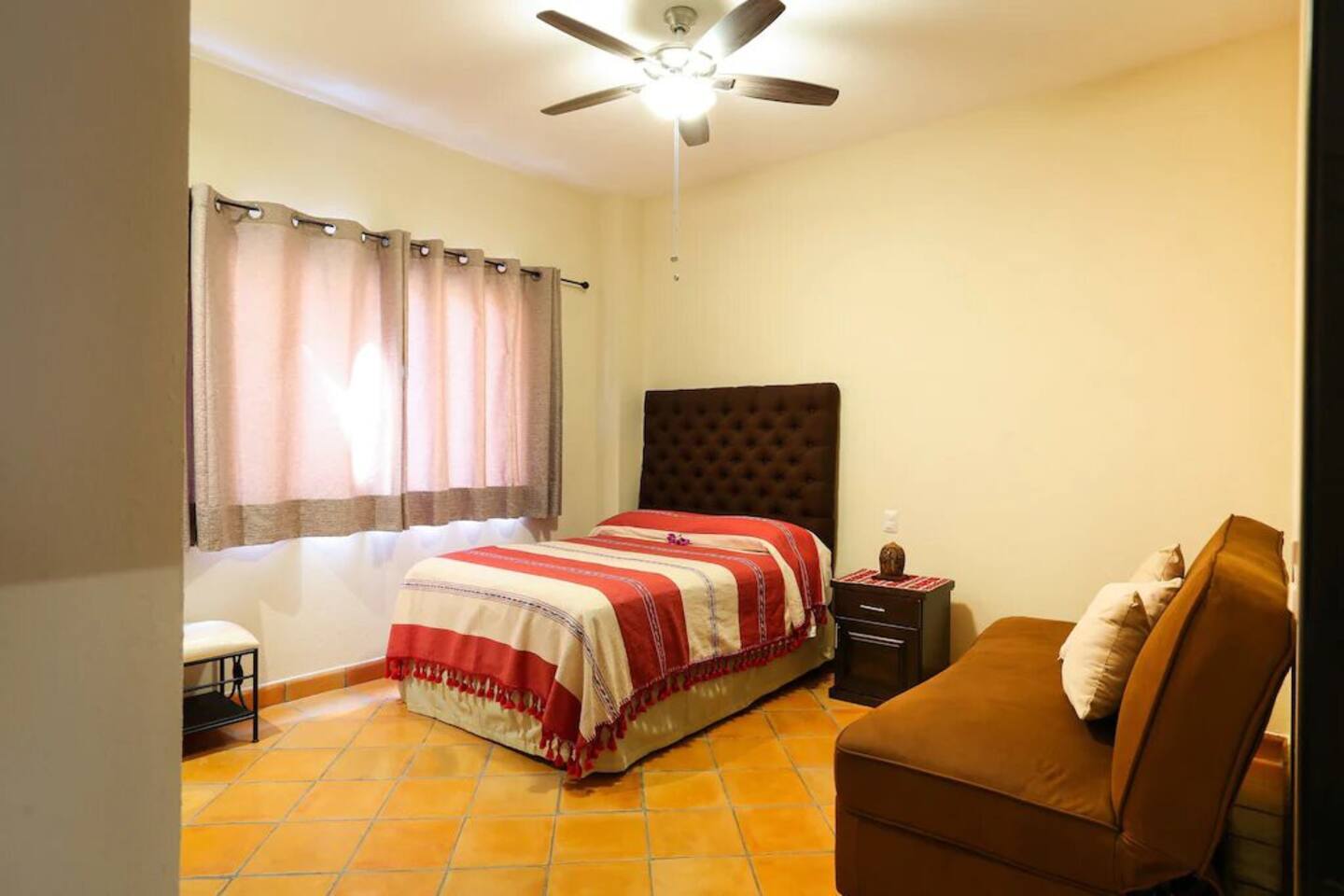 Bedroom two with double bed and single sofa - Villa Sol - San Miguel de Allende - 19